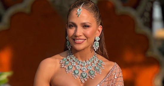Jennifer Lopez élete legszebb ruhájában szabadította fel a melleit, a dekoltázsa láttán azonnal zavarba jössz