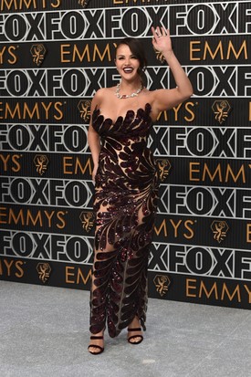 A 2024-es Emmy-gálán Selena élete egyik legpucérabb ruhájában tündökölt. A 450 000 flitter felhasználásával készült Oscar de la Renta kreáció olyan lágyan omlott a testére, mintha körbeölelte volna.