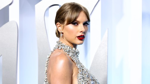 Taylor Swift kristályokban úszott, és óriási bejelentést tett az MTV VMA gálán
