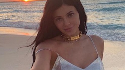 Egy átlagos testalkatú lány Kylie Jenner ruháiban úgy néz ki, mint egy Teletubby