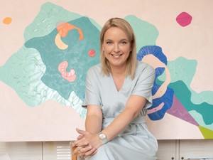 Neves galériákban tartott kiállításai helyett barátaival méri sikerét Barabás Zsófi festőművész