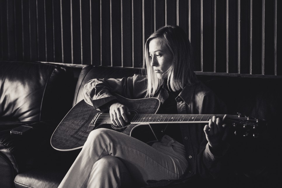 Igazi stílusikon szerepel a GLAMOUR májusi divatanyagában: Schoblocher Barbara, a Blahalouisiana énekesnője