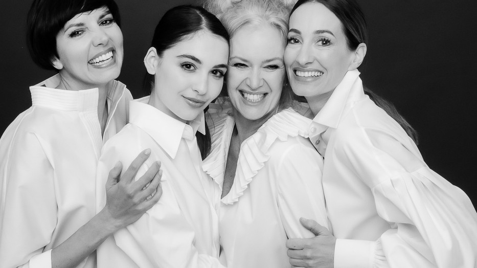 Ganna, Panna, Rábaközi Andrea és Epres Panni mind csodásan festenek a klasszikus fehér ingekben, amit bármihez fel lehet venni, bármilyen alkalomra