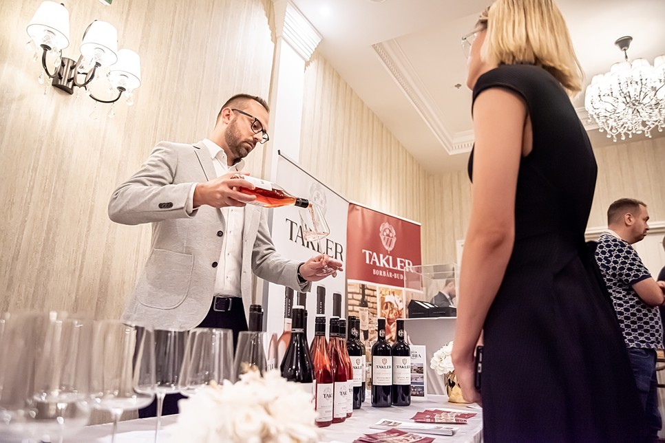 Több millió forint értékű nyakékeket mutatott be a Vincells