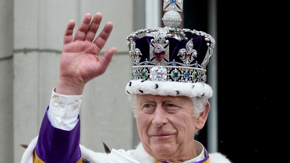 Károly király fején nem akármilyen súly van, és ezt most szó szerint értjük