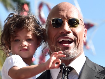 Megacuki! Dwayne Johnson a nőnapon erre tanította a kétéves lányát