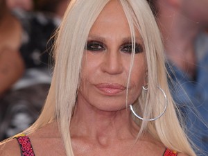 Donatella Versace 63 éves és olyan az alakja, hogy az már emberfeletti