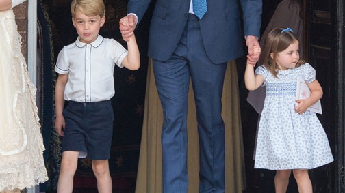 Minden pénzt megér, ahogy György herceg és Sarolta hercegnő az érsek ruháját kémlelik!