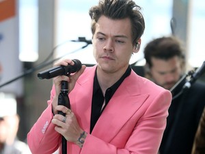 Na ne! Harry Styles tényleg asztalterítőből szabott öltönyben flangált
