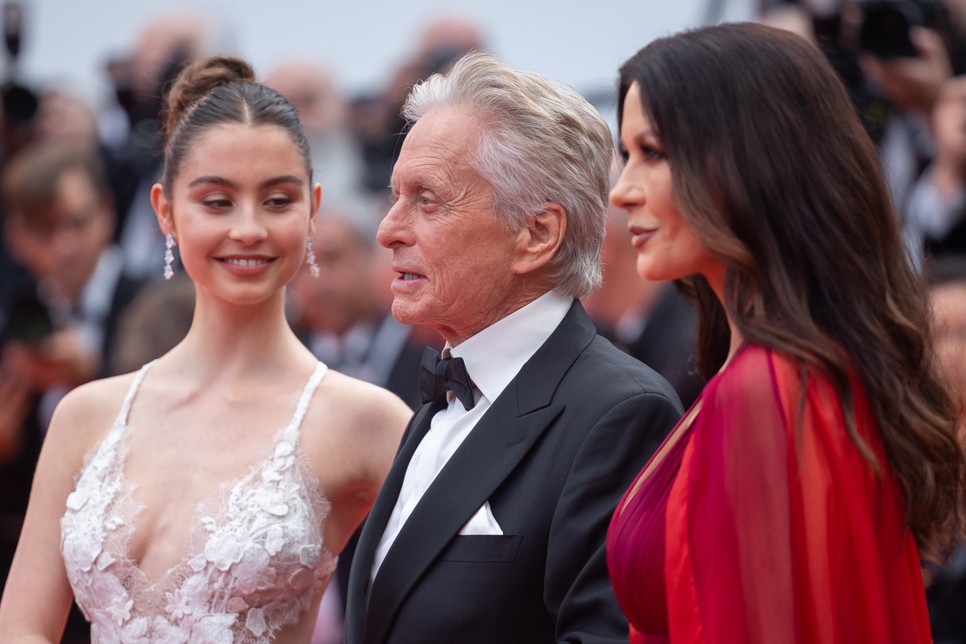 Cary Zeta Douglas, Michael Douglas és Catherine Zeta-Jones a 2023-as cannes-i filmfesztivál vörös szőnyegén