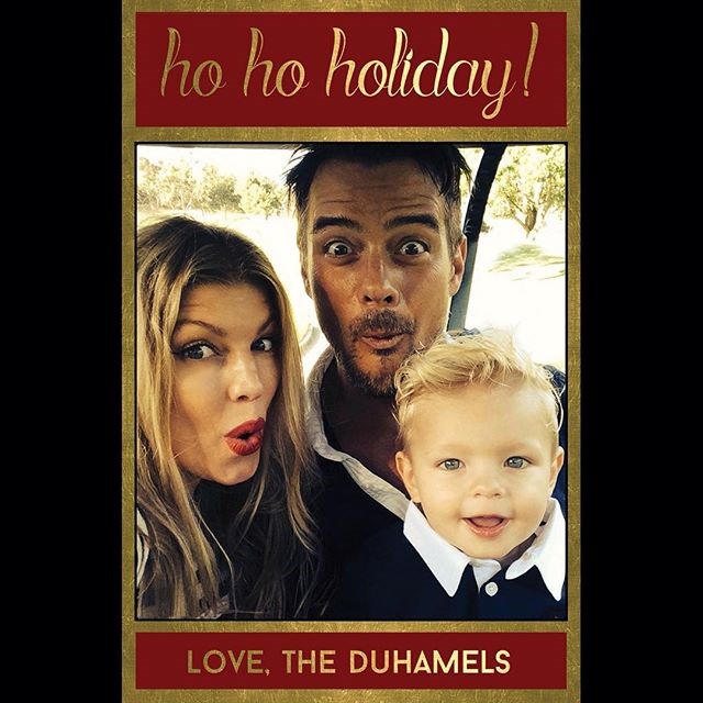 Kelemes karácsonyt Duhameléktől: Fergie, Josh Duhamel és Axl.