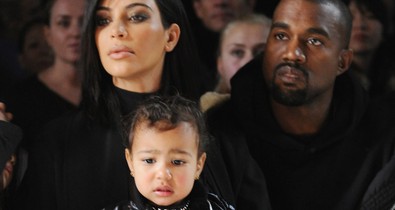 Kim Kardashiant a gyerekek sminkelték ki, az eredmény pedig hihetetlenül vicces lett