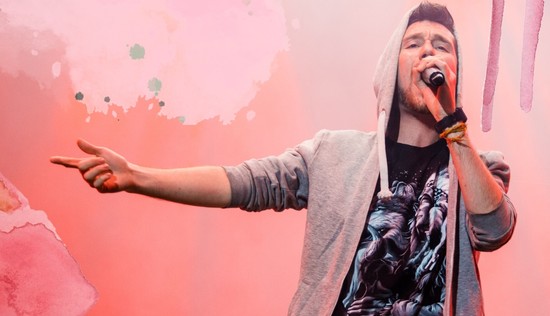 A Bastille frontembere pánikrohamokkal küzd, mielőtt színpadra lép, de sosem mondana le a zenéről