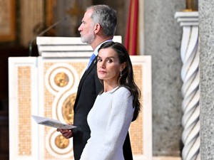 Letícia királyné szigorú vatikáni szabályt szegett meg, vele együtt mindössze hét nő teheti meg ezt a pápa előtt