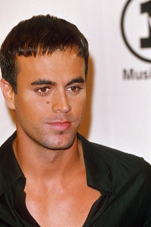 Emlékeztek, amikor az énekes leszedette az anyajegyét? Nagydolog volt. Enrique Iglesias még az Acces Hollywoodban is megerősítette, hogy a védjegye örökre eltűnt.