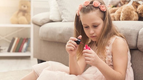 Azta! Agyagból készített magának elképesztő manikűrt a 10 éves kislány, mert nem engedték, hogy műkörme legyen