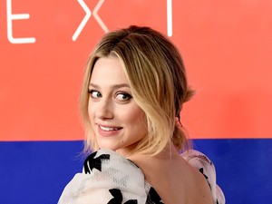 Lili Reinhart szuper cuki volt a vörös szőnyegen, így ünnepelte, hogy az év legbefolyásosabb emberei közé tartozik