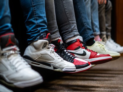 Elegánsan sportcipőben - Így mosódik össze a dizájner és az utcai divat