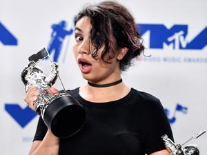 A színpadon törölte le sminkjét, és vett utcai ruhát - ez volt az MTV VMA történetének egyik legzseniálisabb fellépése
