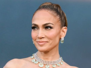 Jennifer Lopez ismét bebizonyította, hogy ő a pucérruhák koronázatlan királynője
