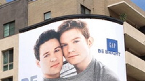 Meleg párral kampányol a GAP