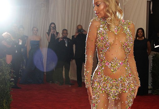 Minden idők 14 legkockázatosabb vörös szőnyeges pillanata