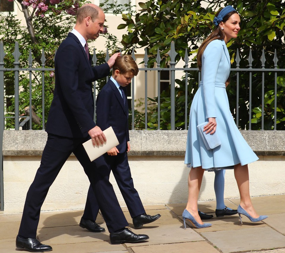 Tökéletes család: Katalin és Vilmos a gyerekekkel mentek a húsvéti misére