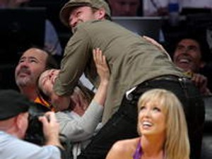 Justin letámadta Jessicát