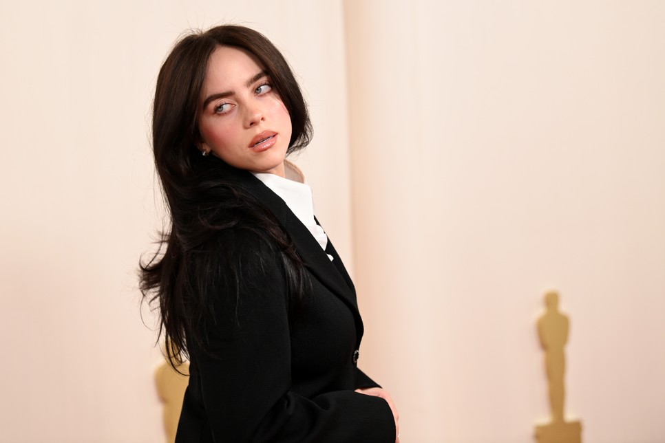 Billie Eilish 2024-ben már igazán kifinomult stílussal jelent meg az Oscar-gála vörös szőnyegén