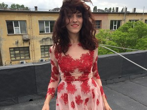 Bíborka ma egy Sármán Nóra ruhát mutat