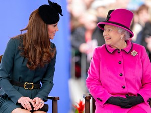 Katalin hercegné torokszorító gesztussal tiszteleg a néhai Erzsébet királynő előtt