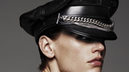 Meztelenül nagyon is nőies a fiús topmodell