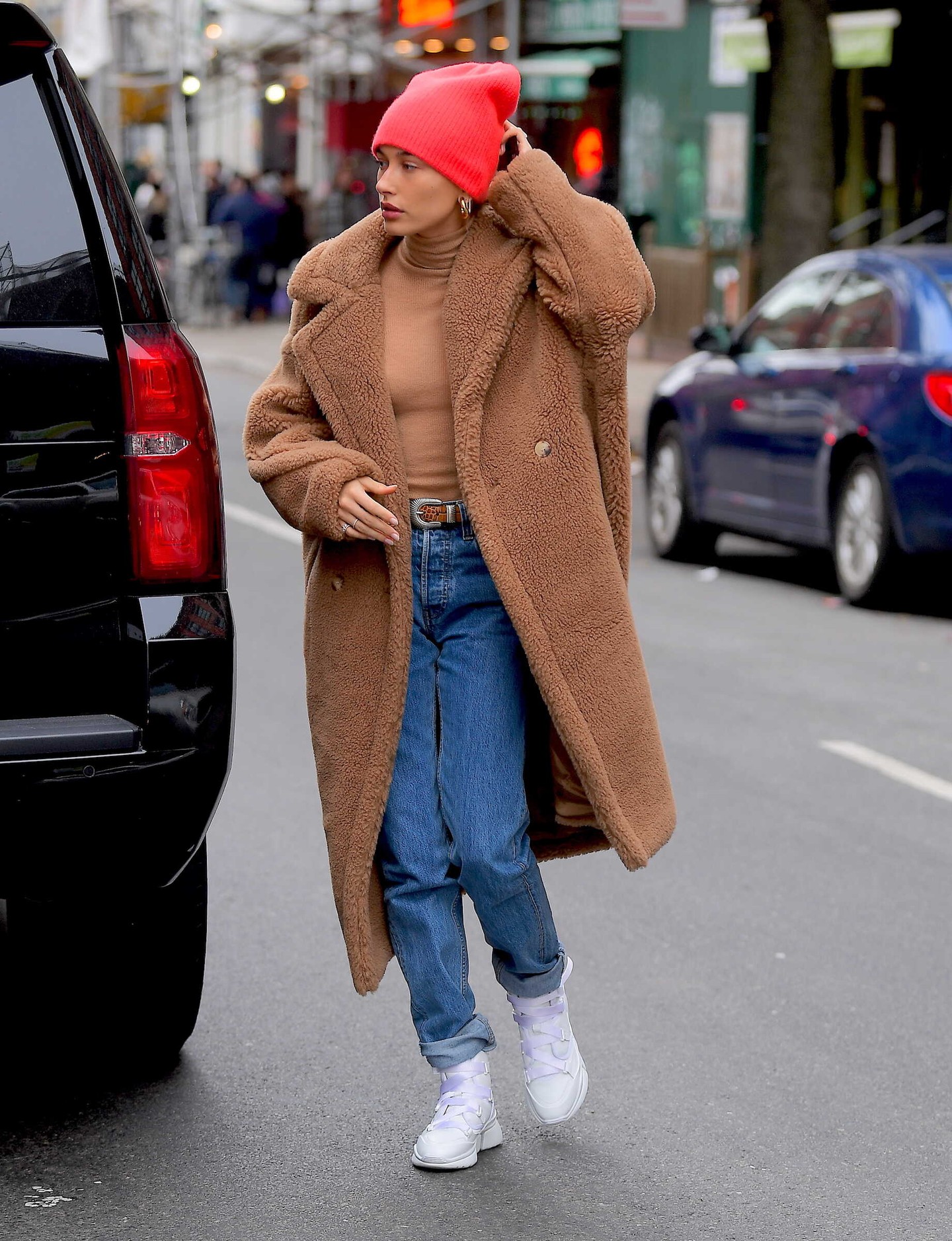 Hailey Bieber a Max Mara Teddy kabátjában