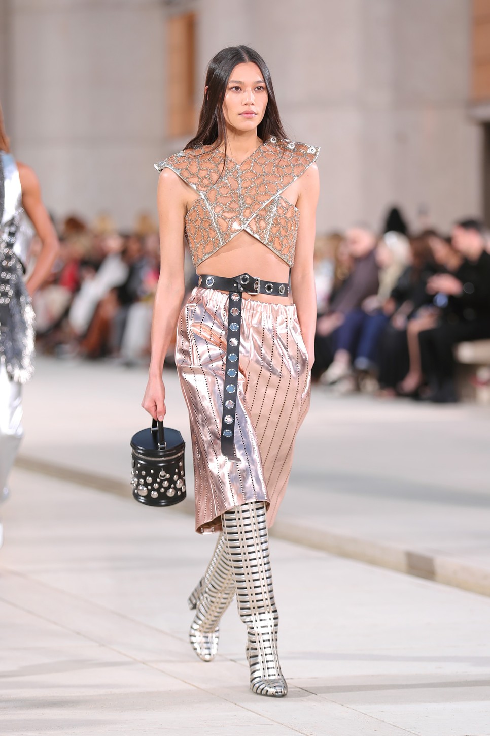 Utópiát megidéző ruhaköltemények: Ilyen volt a Louis Vuitton Cruise 2023 show