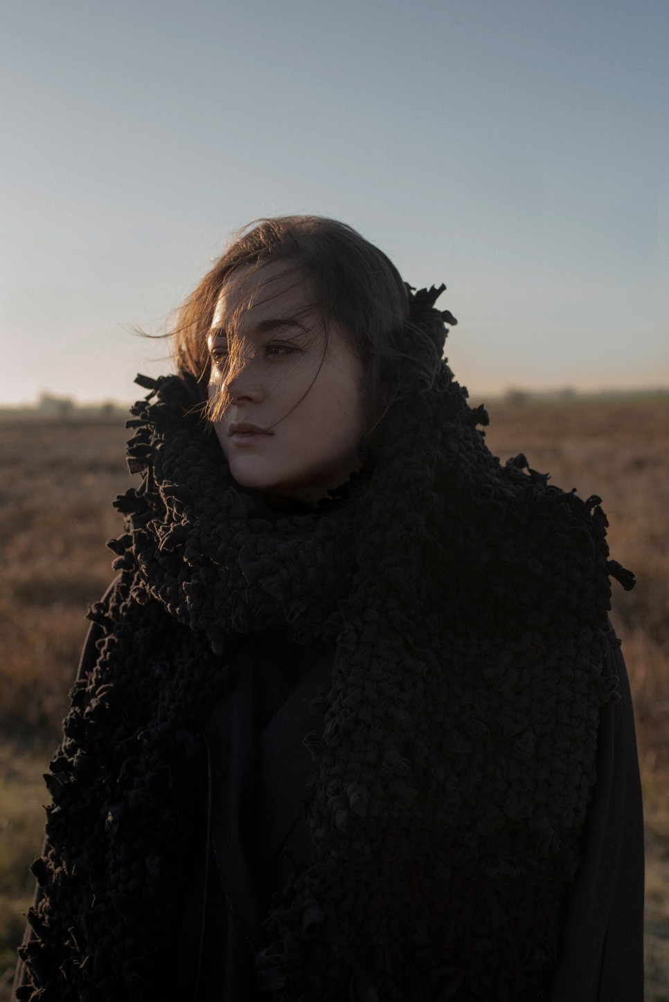 Zsigmond Dóra a paraszti kultúrából származó tudást, anyagokat teszi urbánus, hordható, divatos darabokká