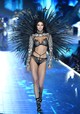 Bár Kendall Jenner nem indokolta meg, hogy idén miért nem tűnt fel a kifutón - a húgával, Kylie Jennerrel ellentétben, aki idén először viselhette a márka angyalszárnyait -, távolmaradása hátterében a Harper's Bazaar szerint az állhat, hogy elképesztően sűrű éve volt, ráadásul alig egy nappal a show előtt részt vett az Academy Museum Gálán is. 