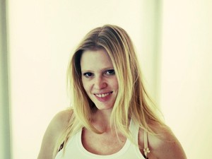 Lara Stone smink nélkül, pocakkal