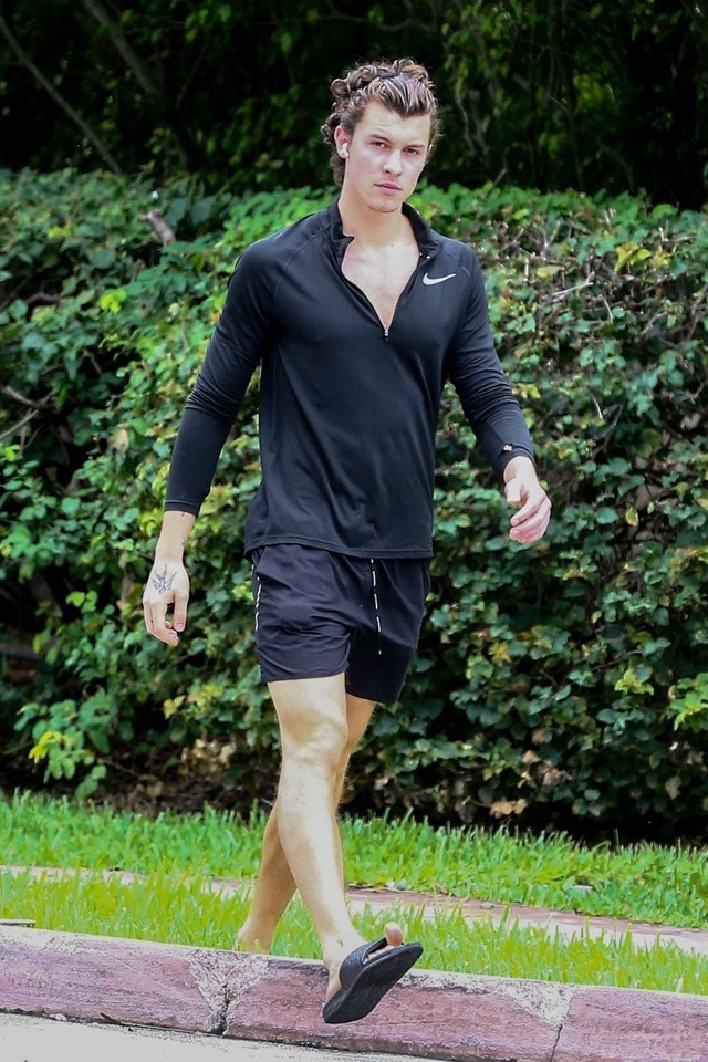 Olyan paparazzi fotók készültek Shawn Mendes-ről, hogy egy magazinban is elfértek volna