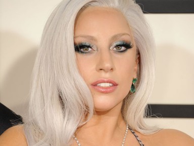 Lady Gagának nem volt elég EGY dekoltázs villantó ruha