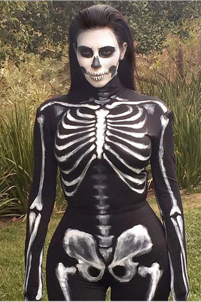 Kim Kardashian csontváz jelmezben.
