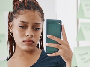 Lehet, te is szenvedsz tőle, és még csak nem is tudsz róla: ez a rivaldafény-effektus, ami milliók életét megnehezíti