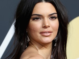 Kendall Jenner a VILÁG LEGNAGYOBB ruhájában, legalább 4 négyzetméter ez a szett