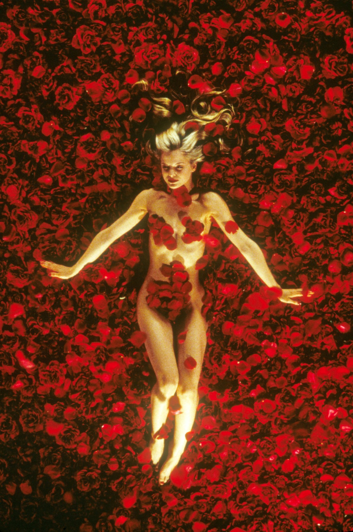 1999: Az Amerikai szépség egy filmdráma, melyben egy 40-es, teljesen átlagos életet élő, ugyanakkor már kiégett férfi ellenálhatatlan vonzalmat kezd el érezni a 16 éves lányának osztálytársnője iránt. Főszerepekben az Amerikai pitéből is ismert Mena Suvari és Kevin Spacey - fájdalmasan ironikus, hogy a színészt a való életben fiatal lányok szexuális zaklatásával vádolták.