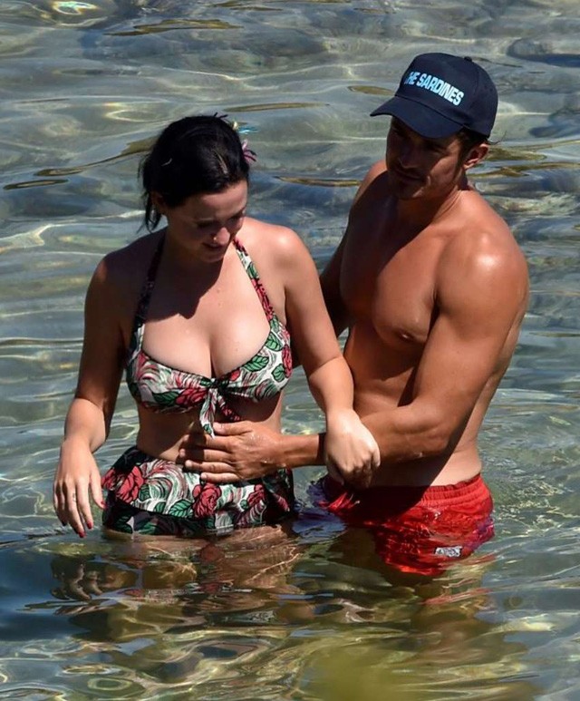 katy perry, nagyi fürdőruha, bikini, orlando bloom, tengerpart, fogdosás