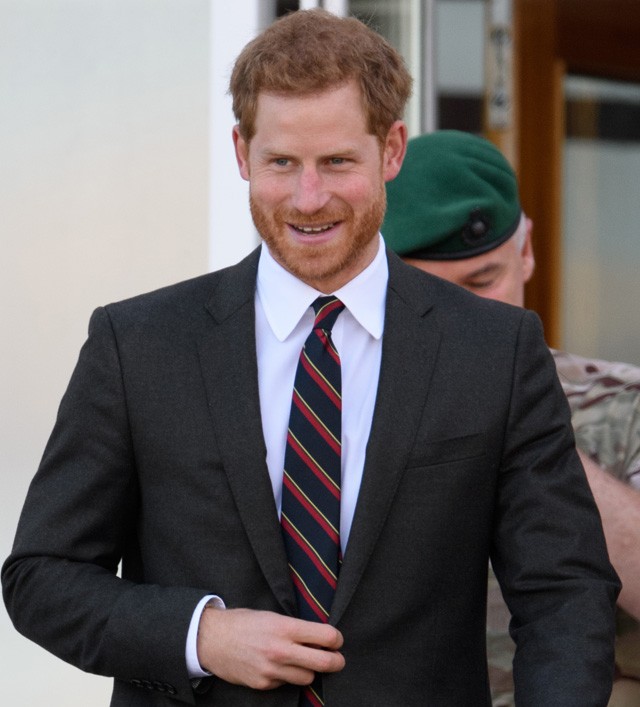 Harry herceg régi, bevált mozdulata a gomblyuk rendezgetés