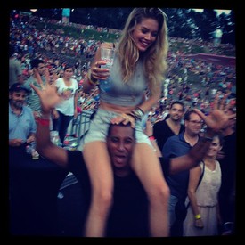 Doutzen Kroes férje nyakában fesztiváloznak a Tomorrowlanden.