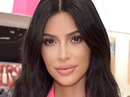 Micsoda?? Kim Kardashian vörös lett, és nem, ez nem paróka!