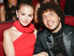 Selena Gomez és Benny Blanco kimondták a boldogító igent, álomszép menyasszony volt az énekesnő