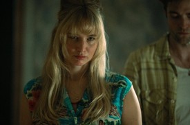 A Dögölj meg szerelmem című dráma komoly érdeklődést váltott ki (bemutatkozott a 2025-ös Cannes-fesztivál versenyprogramjában), és több kritikai elismerést kapott, például Golden Globe-jelölést Jennifer Lawrence-nek a legjobb drámai női alakítás kategóriában. Azonban Oscar-jelölések terén alulmaradt. 