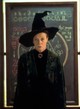 Maggie Smith (1934–2024) A Harry Potter-filmekből ismert Minerva McGalagony professzort alakító színésznő, 2024. szeptember 27-én, 89 éves korában távozott az élők sorából. Halálhírét fiai, Toby Stephens és Chris Larkin jelentették be, akik elmondták, hogy édesanyjuk békésen körülmények között, családja és barátai körében hunyt el.